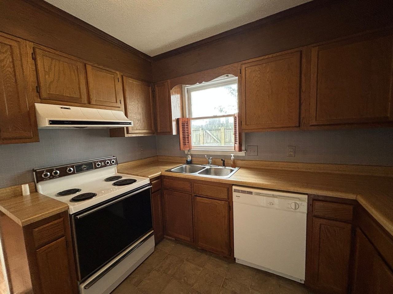 405 Herndon Dr - Photo 2 of 12