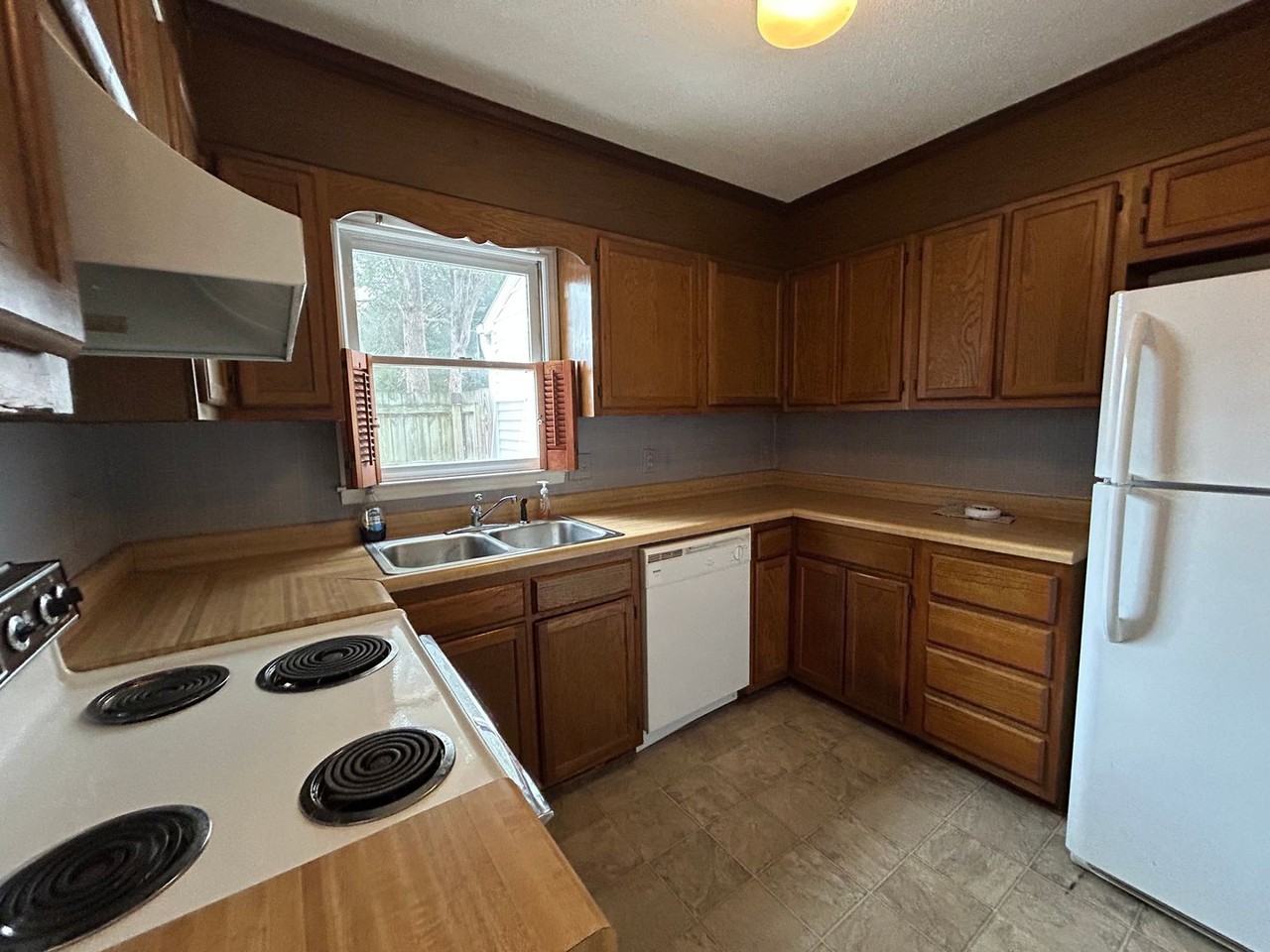 405 Herndon Dr - Photo 3 of 12