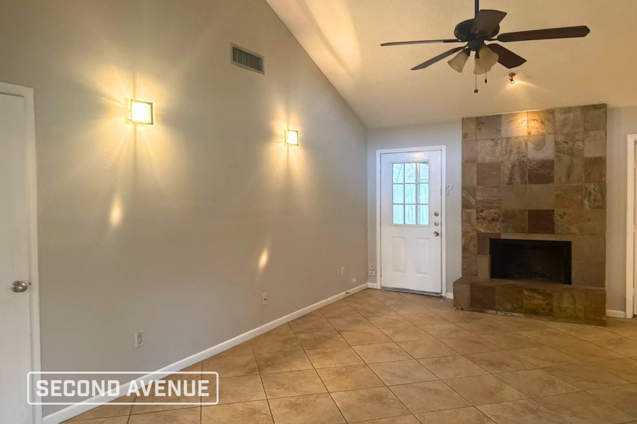 23507 Canyon Lake Dr - Photo 3 of 13