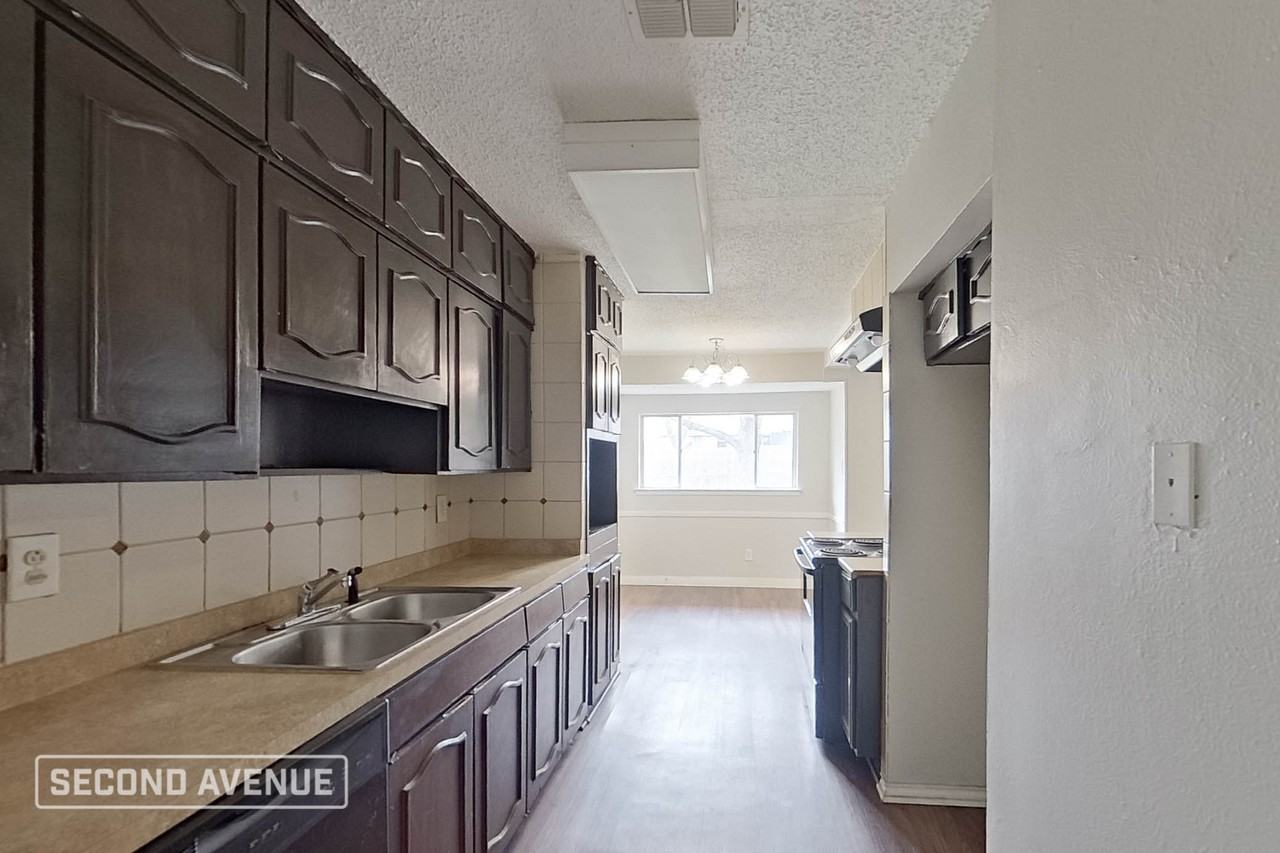 2810 Plaza St - Photo 6 of 14