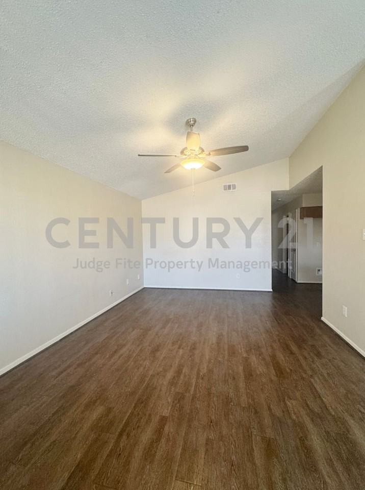 1114 Suburban St - Photo 2 of 14