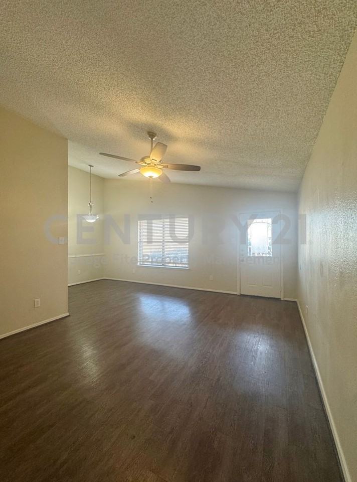 1114 Suburban St - Photo 3 of 14