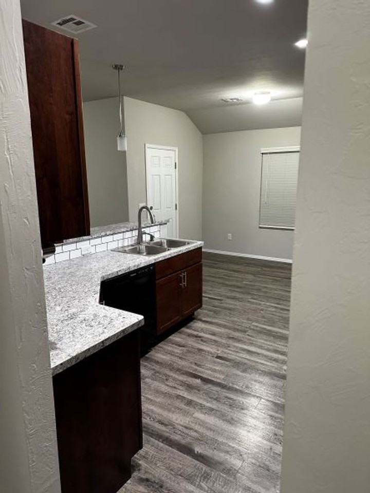 7713 Leichter Ave - Photo 4 of 15