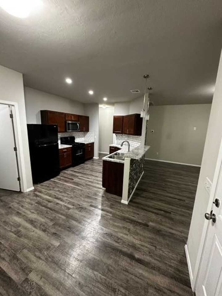 7713 Leichter Ave - Photo 7 of 15