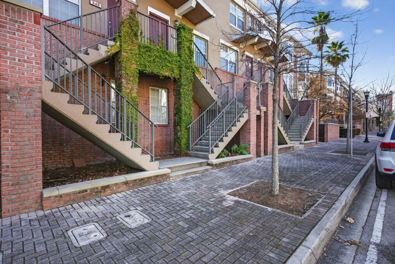 340 E Ashley St - Photo 3 of 21