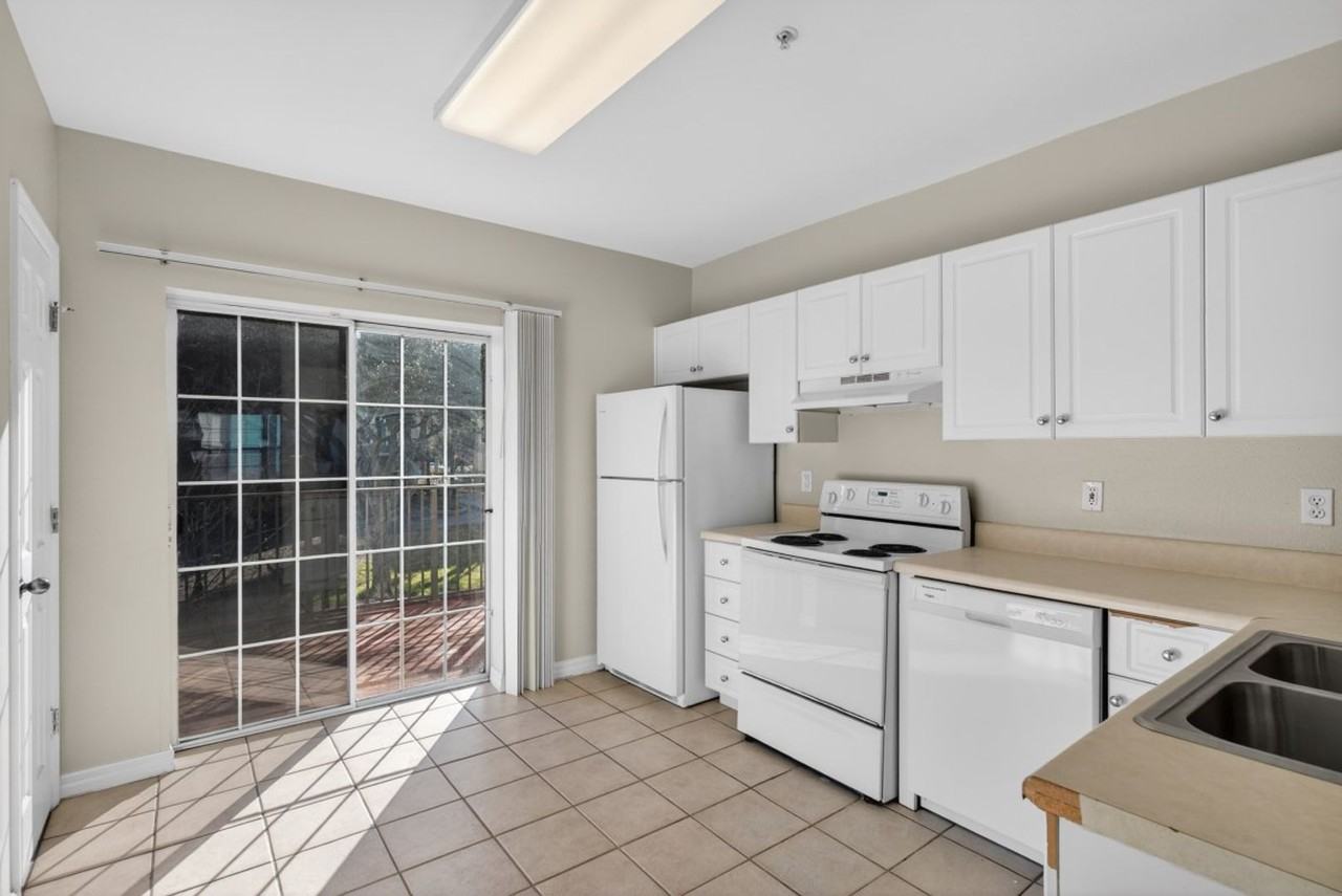 340 E Ashley St - Photo 7 of 21