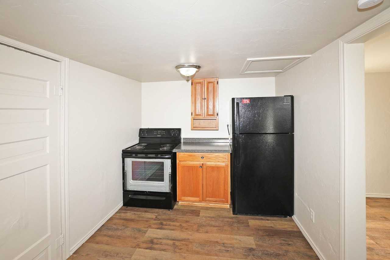 4240 Sw 10th Ave Rear - Photo 6 of 8