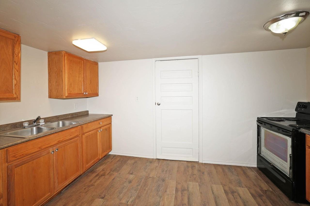 4240 Sw 10th Ave Rear - Photo 7 of 8