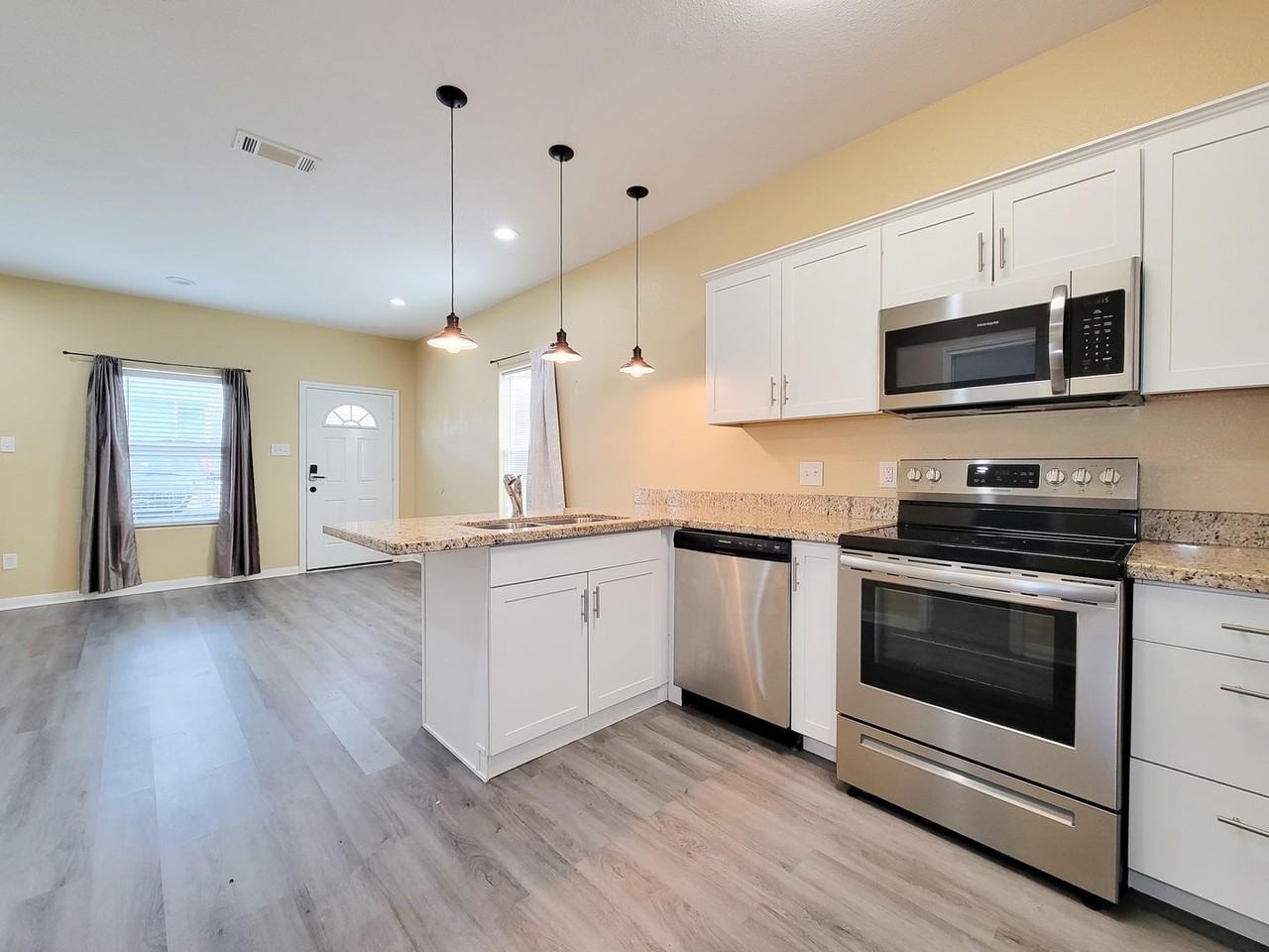 16361 Eastchase - Photo 4 of 27