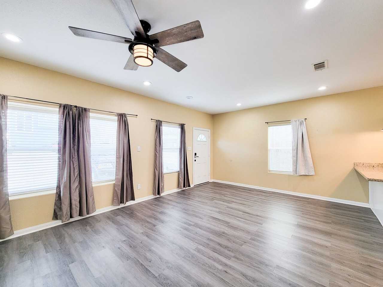 16361 Eastchase - Photo 6 of 27