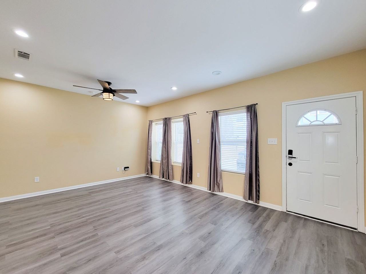 16361 Eastchase - Photo 7 of 27