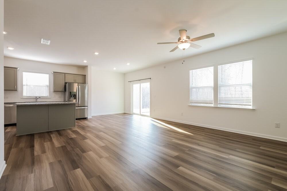 3130 Whitman Ct Se - Photo 5 of 17