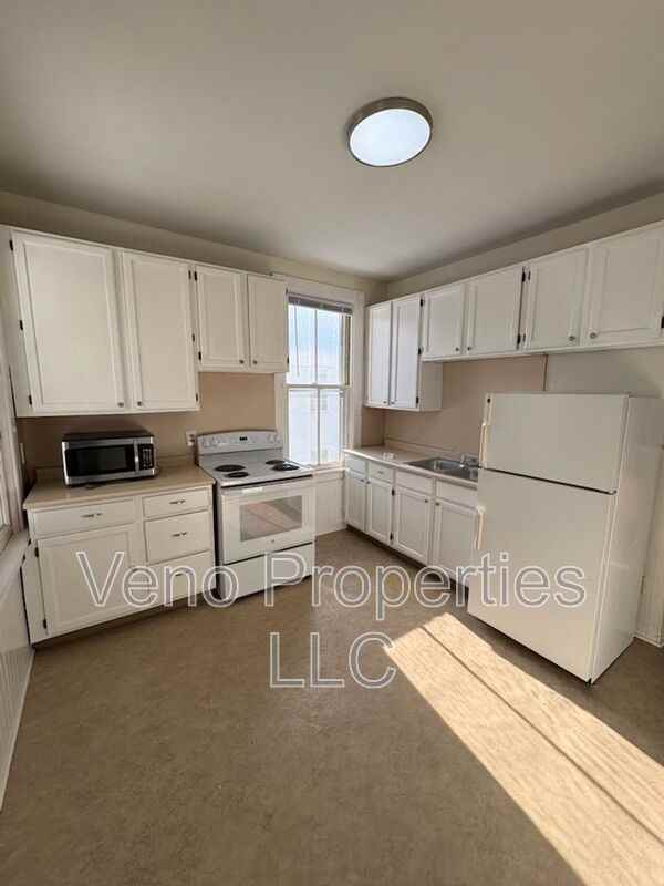 109 3rd St #2 - Photo 3 of 21