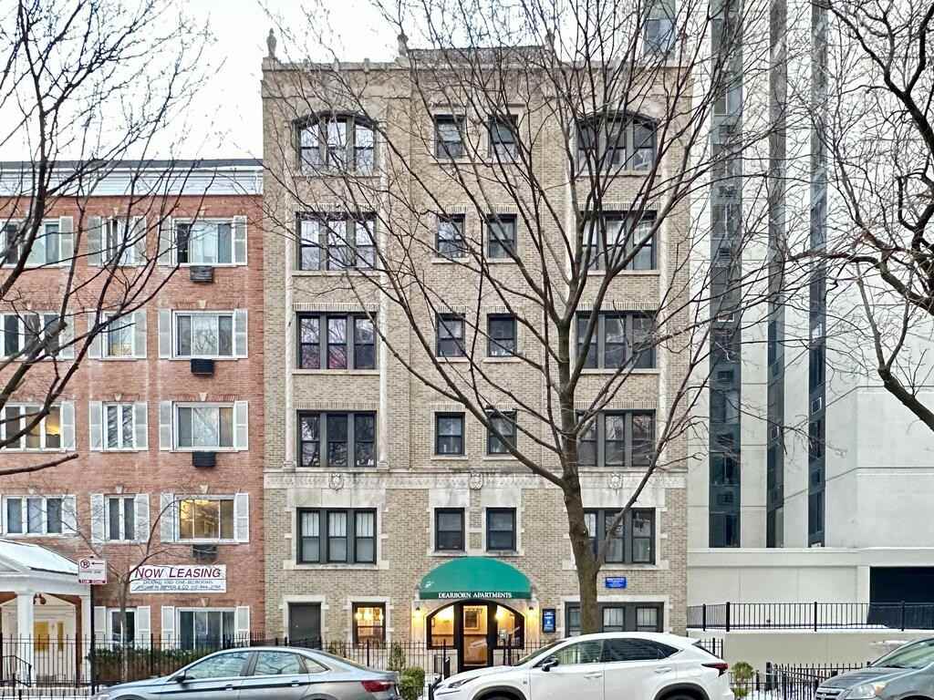 1347 N Dearborn St #203