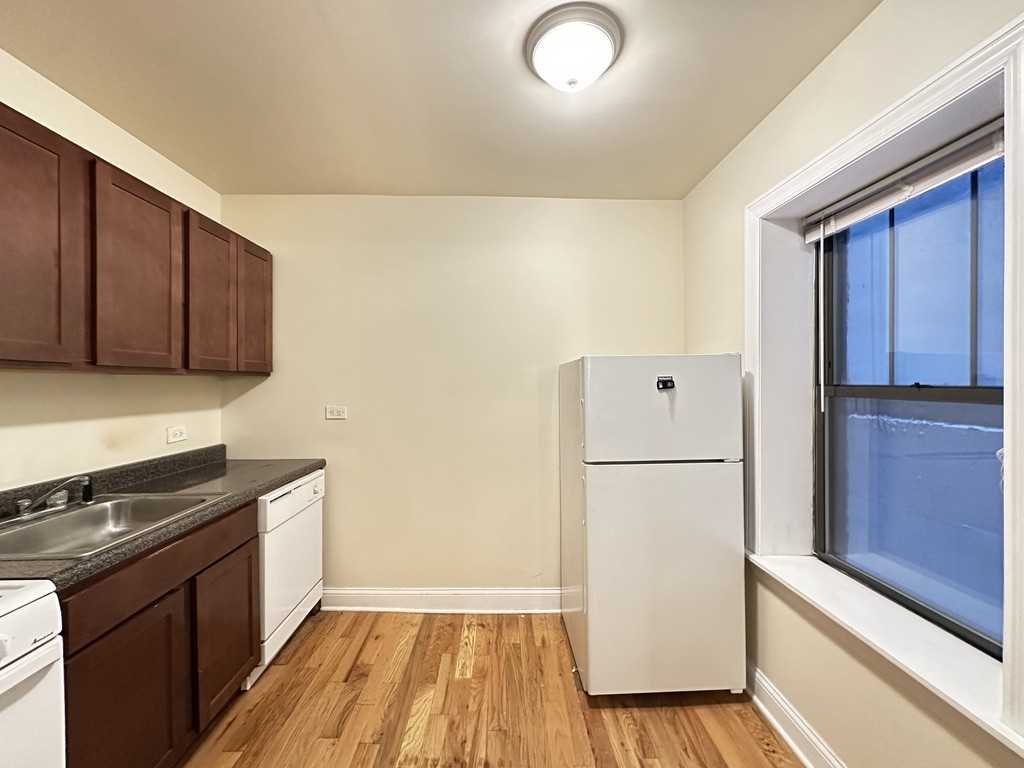 1347 N Dearborn St #203 - Photo 3 of 21