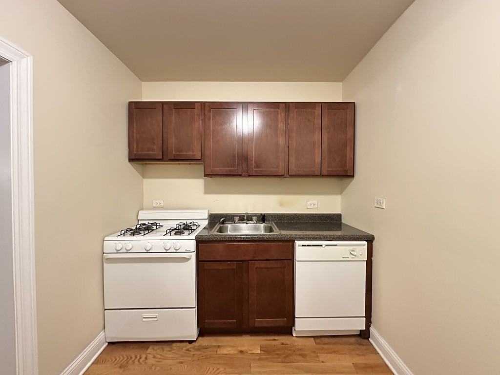 1347 N Dearborn St #203 - Photo 4 of 21