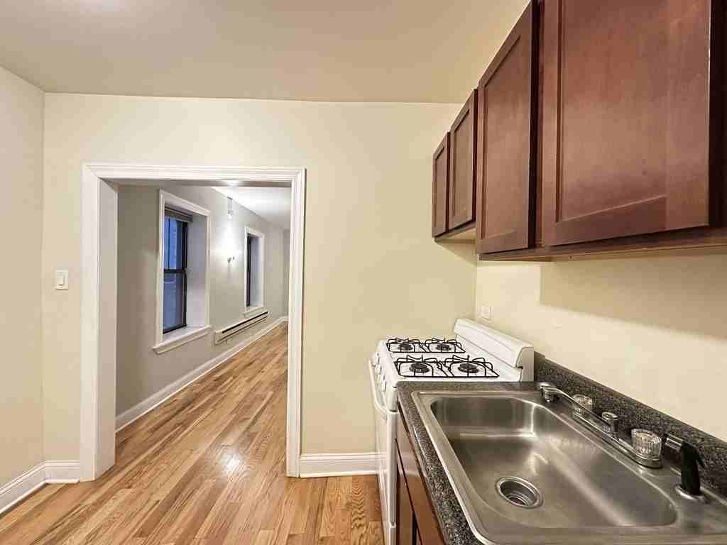 1347 N Dearborn St #203 - Photo 5 of 21