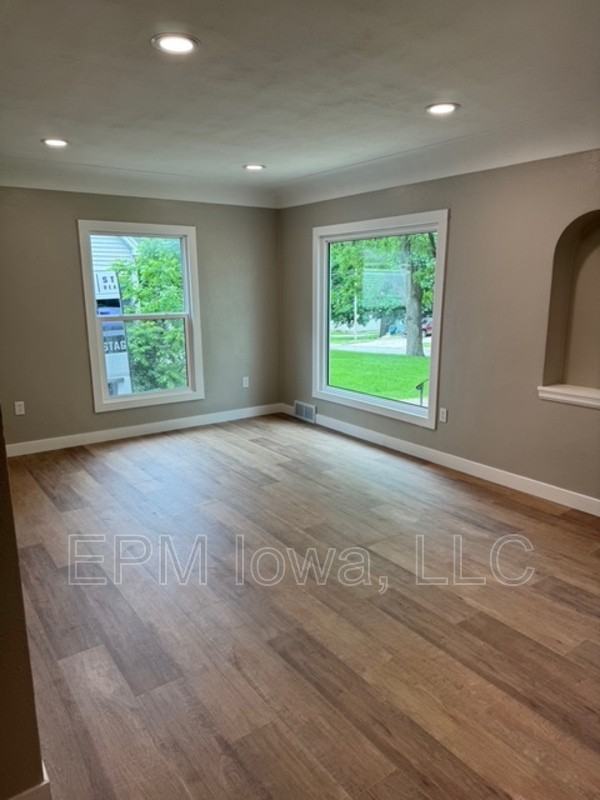 1514 Baltimore St - Photo 5 of 15