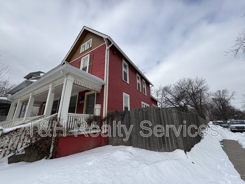 1820 E 12th St - Photo 3 of 21