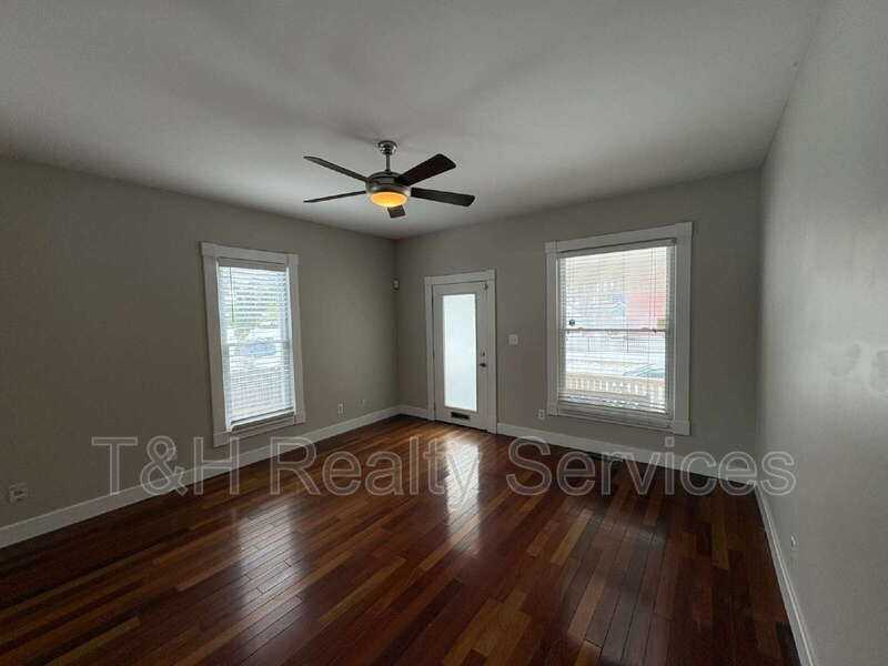 1820 E 12th St - Photo 4 of 21