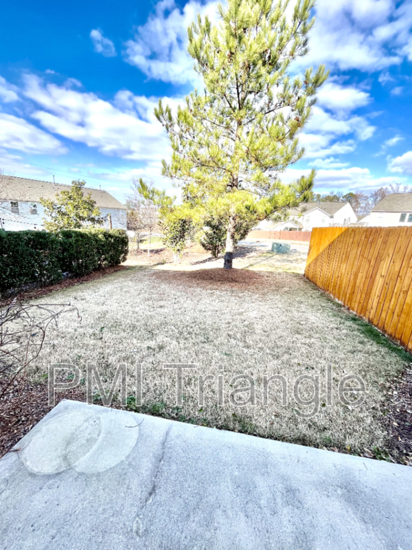 412 Shakespeare Dr - Photo 2 of 18