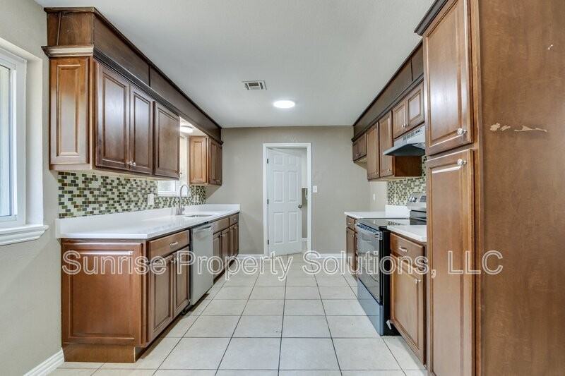 1332 E Brooks St - Photo 5 of 17