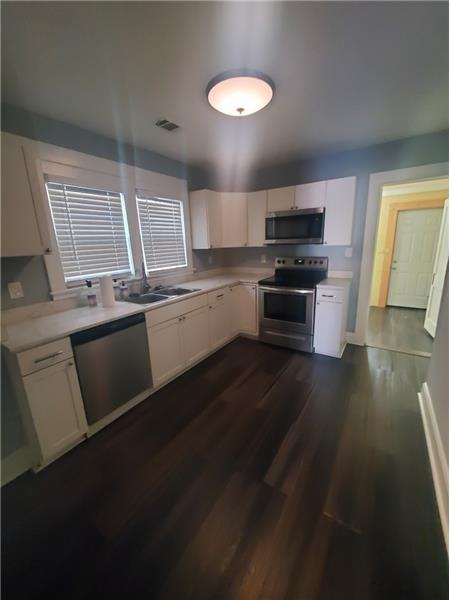 711 W 42nd St - Photo 6 of 12