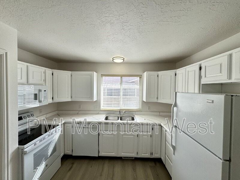 49 Sw C2 #C2 - Photo 7 of 18