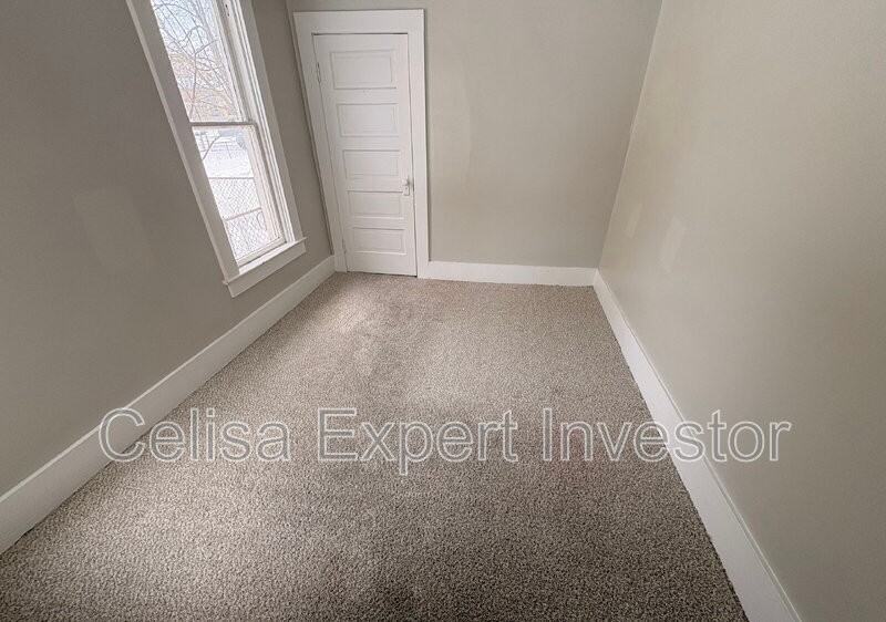 710 3rd St - Photo 4 of 8