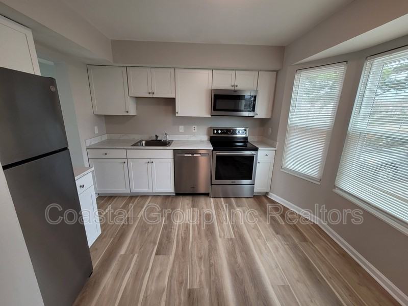 6002 Edgelake Dr - Photo 2 of 12