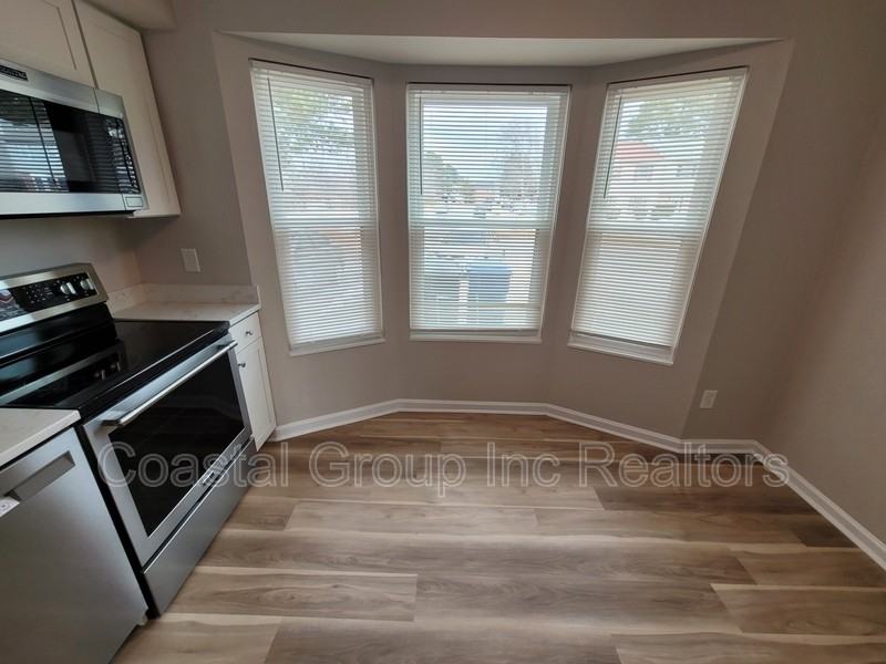 6002 Edgelake Dr - Photo 4 of 12