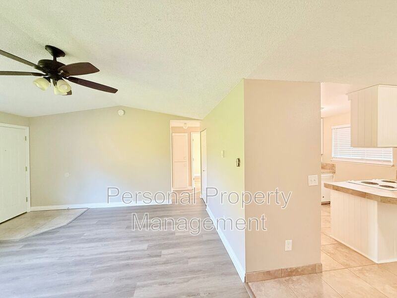 906 Z St - Photo 4 of 18