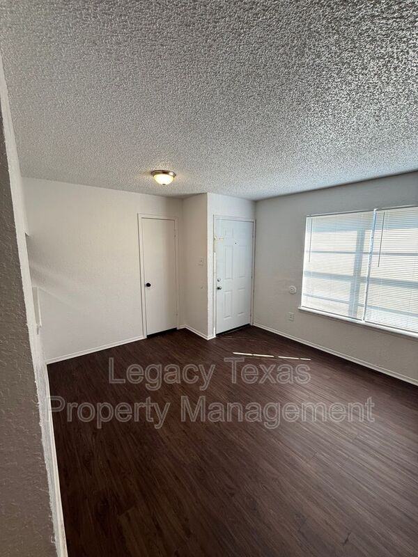 1715 Short St #D - Photo 3 of 24