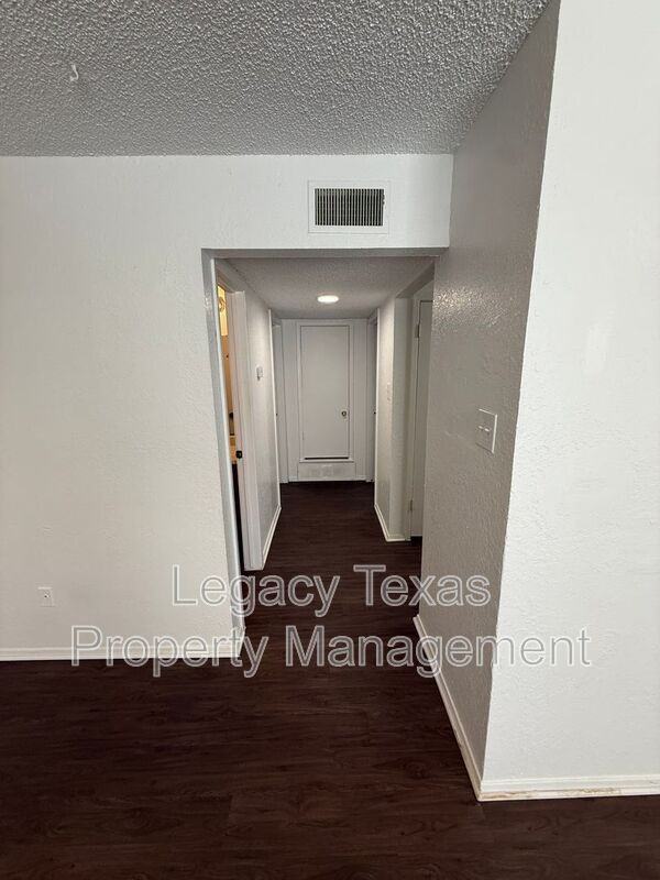 1715 Short St #D - Photo 4 of 24