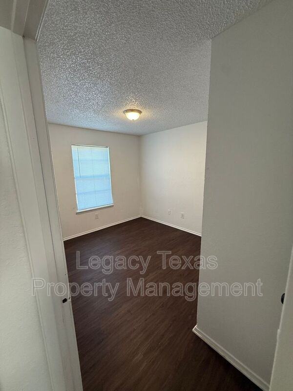 1715 Short St #D - Photo 6 of 24