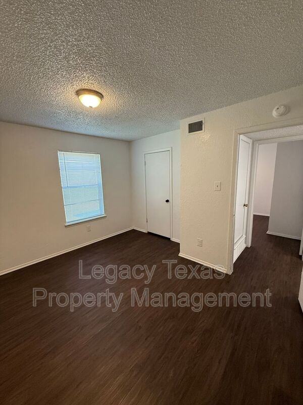 1715 Short St #D - Photo 7 of 24