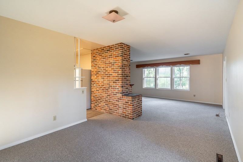 2818 Lakeshore Dr - Photo 4 of 22