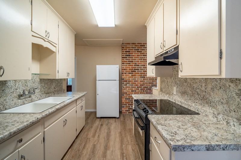 2818 Lakeshore Dr - Photo 7 of 22