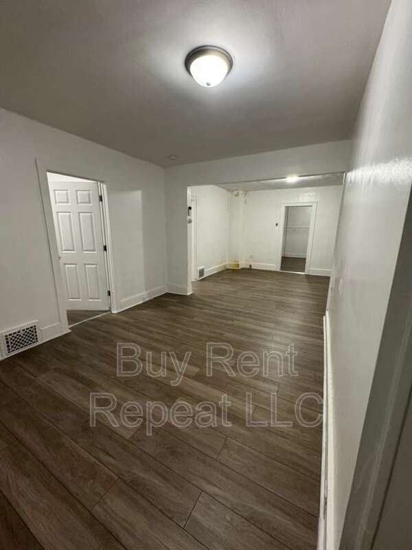 320 Hudson St - Photo 5 of 23