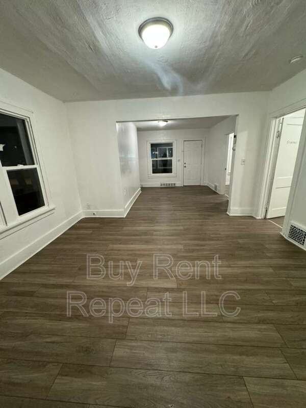 320 Hudson St - Photo 6 of 23