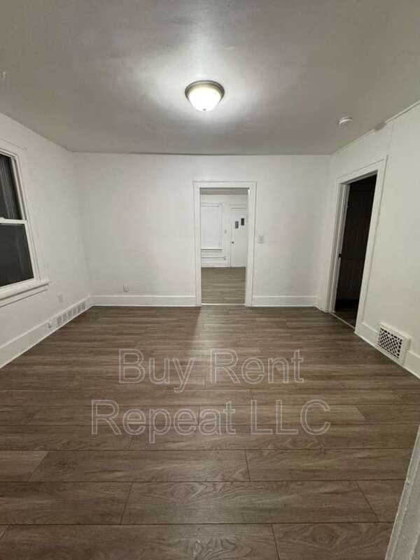320 Hudson St - Photo 7 of 23