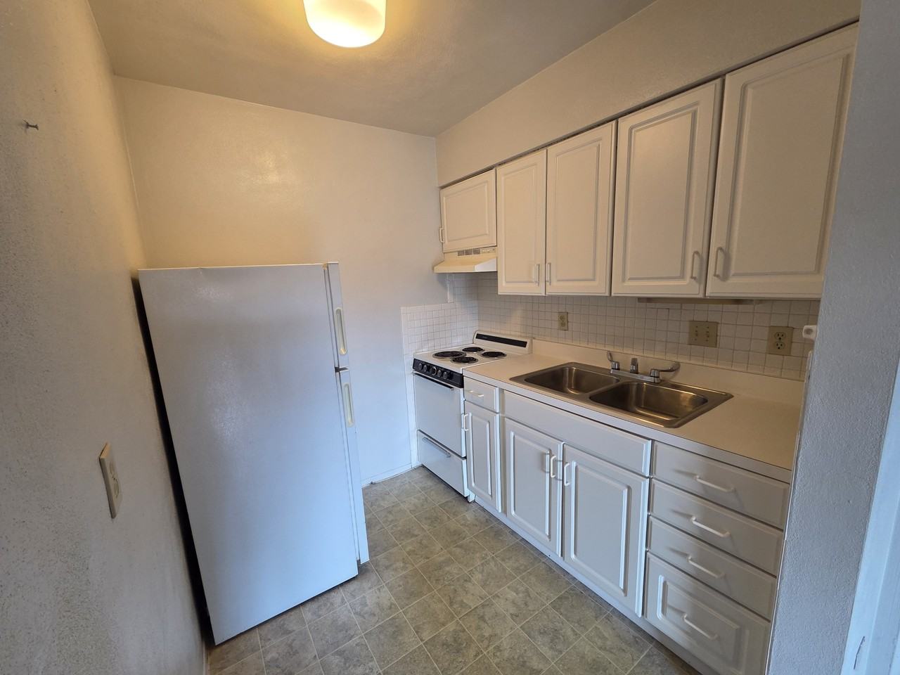 2727 Hampton Avenue - Photo 3 of 6