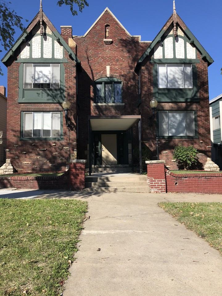 901 Southwest Tyler Street - Photo 2 of 10