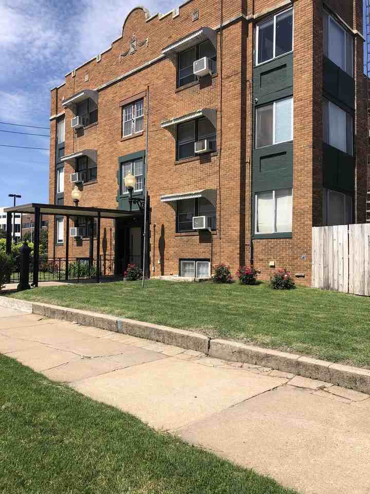 901 Southwest Tyler Street - Photo 3 of 10