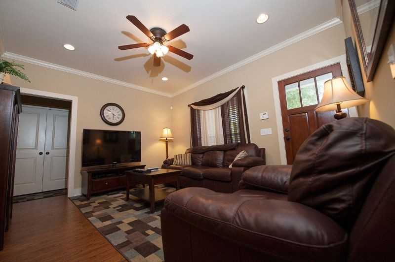 125 Camden Pl - Photo 2 of 9