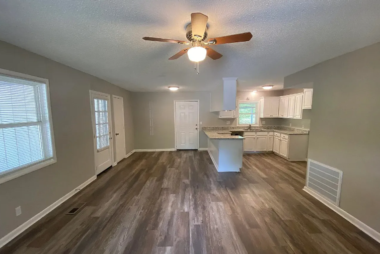 318 N Pleasant Hill Rd - Photo 5 of 9