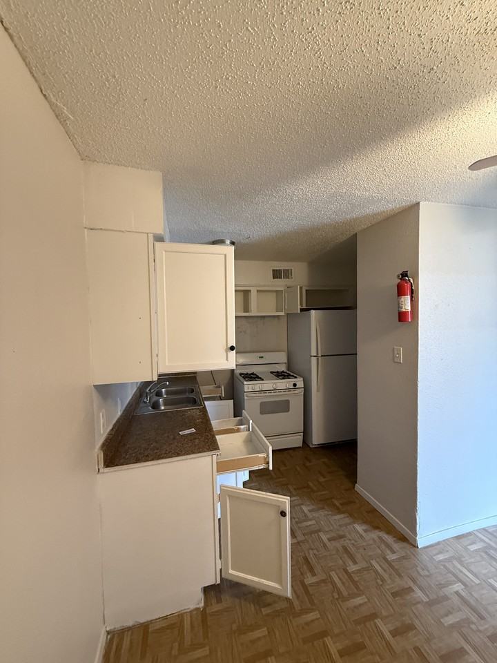 8445 Winkler Dr - Photo 4 of 15