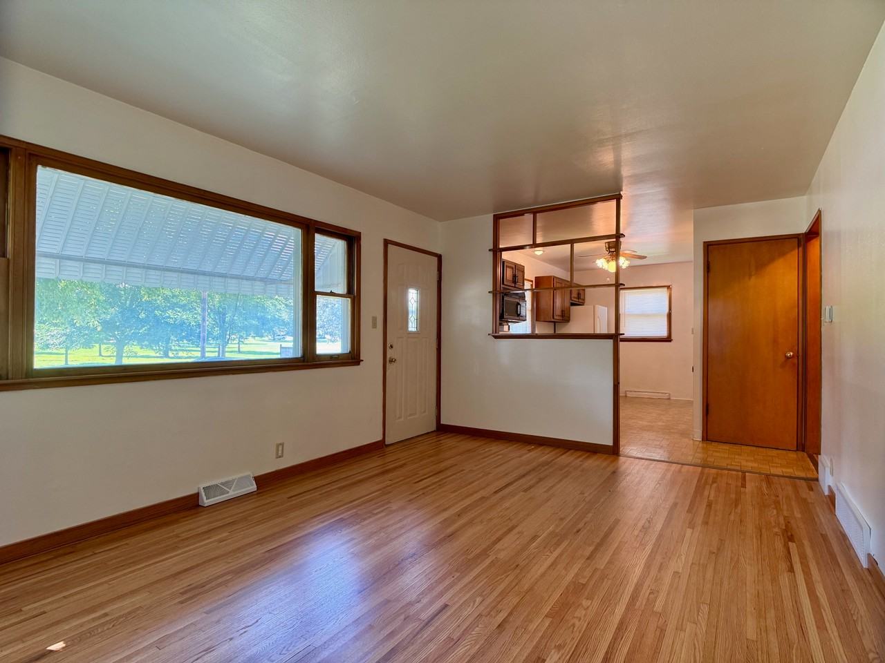 1517 Margaretha Ave #1 - Photo 3 of 10