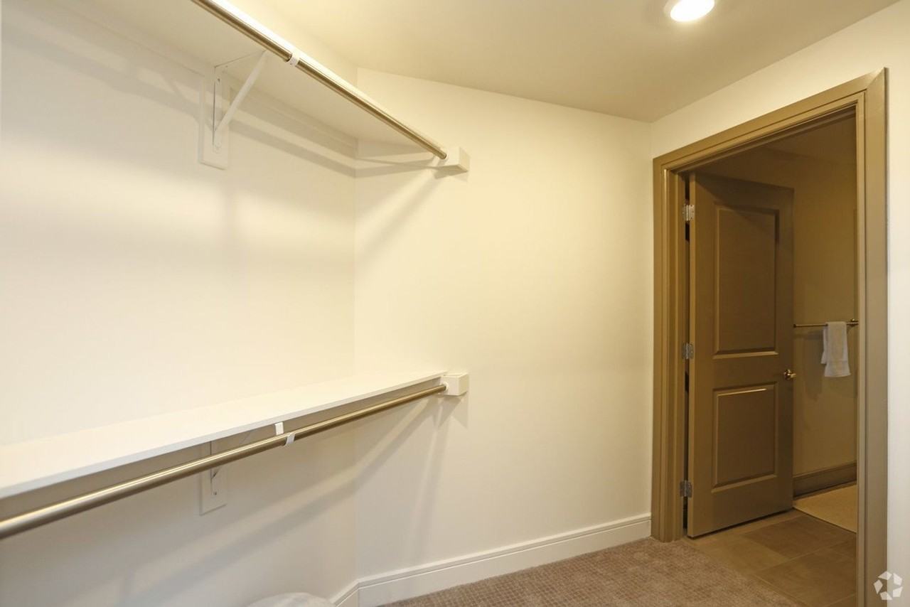 1900 Pacific Residences - Photo 7 of 46