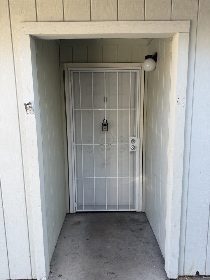 225 Tahoe Ave #D - Photo 2 of 3